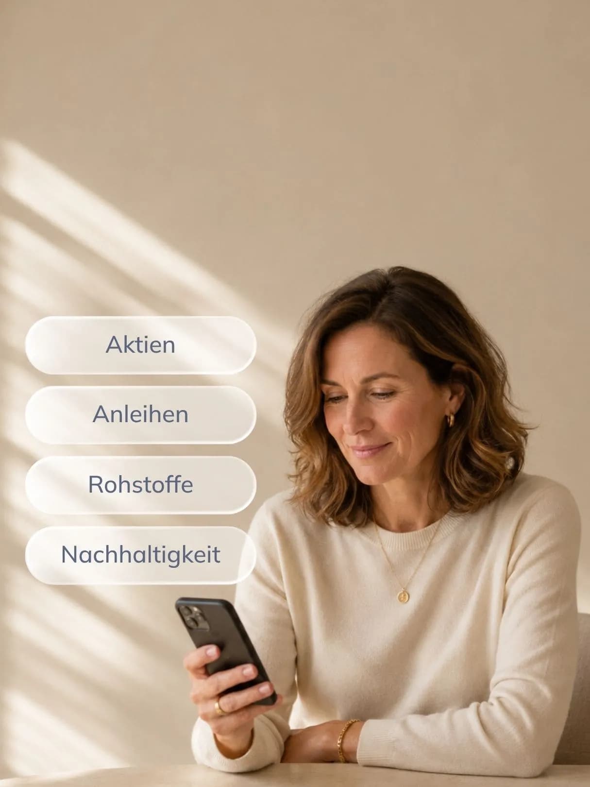 Frau mit Smartphone, daneben die Fondskategorien Aktien, Anleihen, Rohstoffe und Nachhaltigkeit