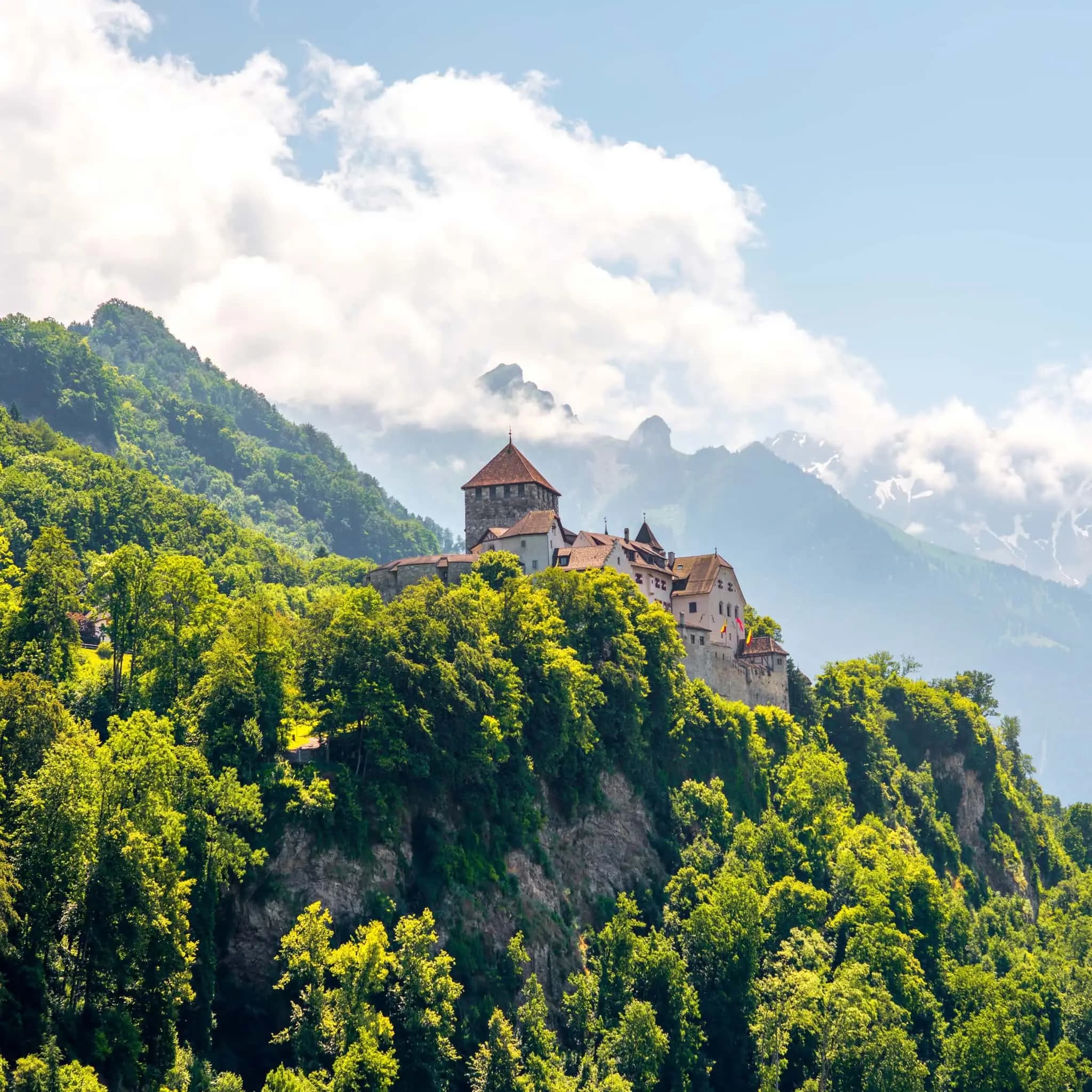 Schloss Vaduz über bewaldeten Hängen – Liechtenstein, Sitz der Liechtenstein Life Assurance AG